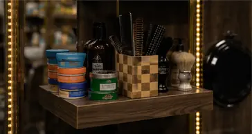 Regal mit Pflegeprodukten