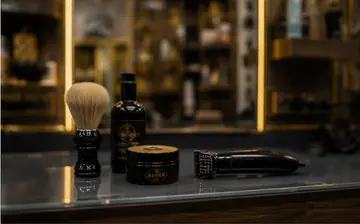Pinsel, Pomade und Maschine